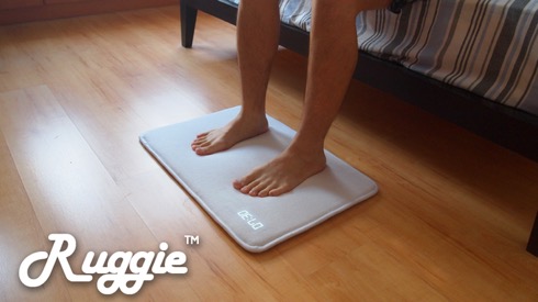 ベッドから出ないとダメ。マット式の目覚まし時計【Ruggie】