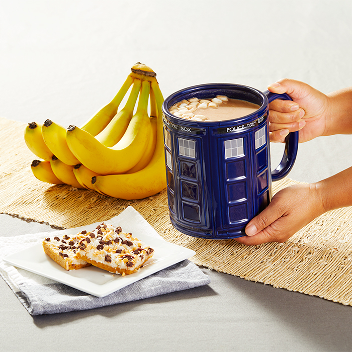 驚きの容量２Ｌ。巨大サイズのマグカップ【TARDIS Mug 64 oz】