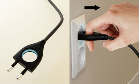 身近な悩みを解決する「謎の穴」が空いたプラグ？！【Universal Plug】