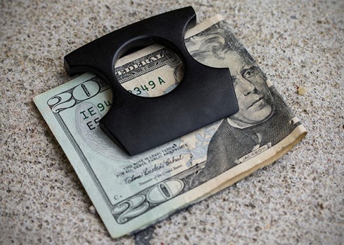 大事なお金は自分で守れ！メリケンサックのマネークリップ【Self Defense Money Clip】