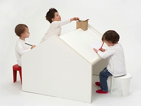 子供用の小さな家？独特の形状を上手にデスクに生かしたキッズインテリア【Deskhouse】