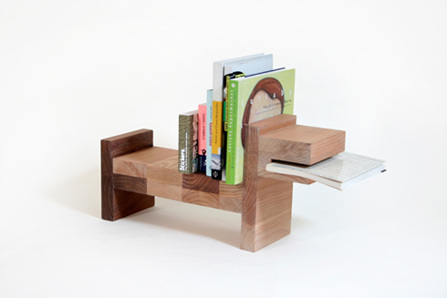 雑誌をくわえるキュートな犬【Pack of Dogs】