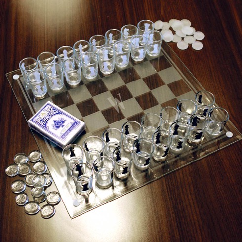 チェスの駒は・・・ショットグラス？【Checkmate! Shot Glass Chess】