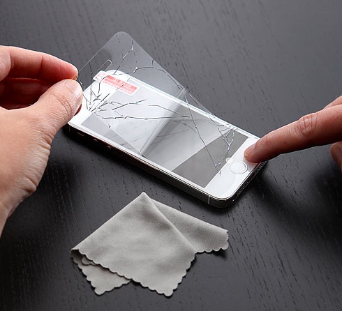 あえて貼る勇気。割れたガラスのiPhone保護シート【iPrank Cracked Screen Sticker Pack】