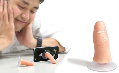 まさに衝撃。ホンモノの「指」をリアルに再現したiPhoneアクセ【指スタンド／PLUG APLI】