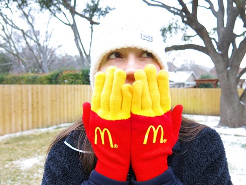 かぶりついちゃダメですよ？ マックフライポテトの手袋【Fry gloves】