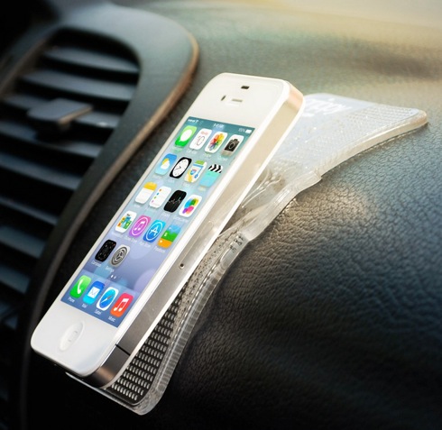 ダッシュボードにぺったり。スマホがくっつく吸着シート【Grippy Gadget Mat】