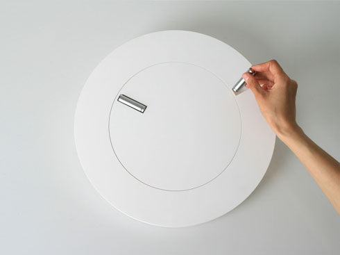 乾電池がそのまま「針」になるミニマルな時計【Front &#038; Back】