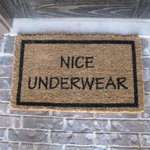 覗き魔な玄関マット【Nice Underwear Doormat】