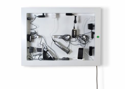 ガジェットや充電アダプタ・ケーブル類が「ウォールアート」に変身！？【ChargerFrame】