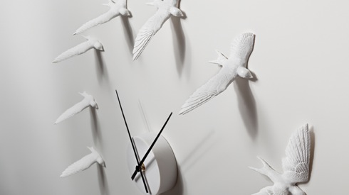 壁面をツバメたちが優雅に舞う時計【Swallow X CLOCK】