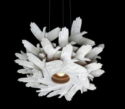 無数の「手」が灯りを覆うデザイン照明【Bird In Hand】