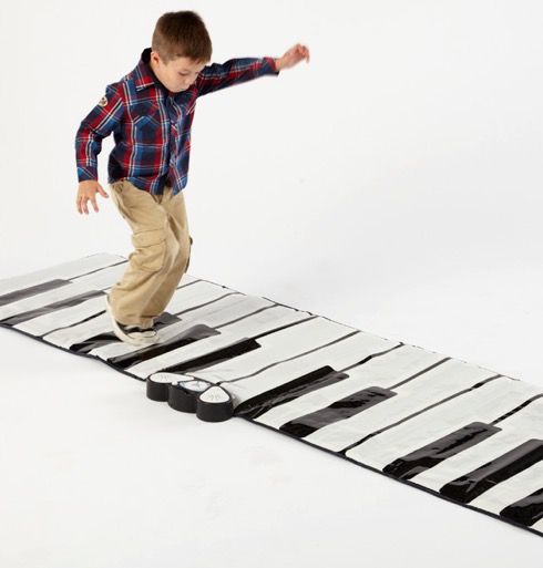 音楽も演奏できる巨大なピアノ型マット【Giant Piano Mat】