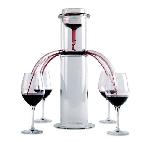 一度に４つのグラスにワインが注げるサーバー【One for all, all for one】