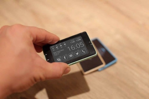 どこでもピタッとスマホチェック。マグネット式のBluetoothディスプレイ【Smart Sticker】