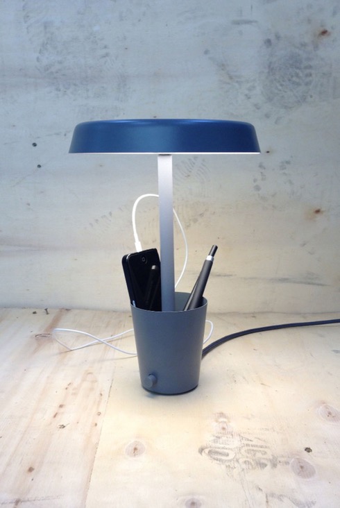 スマホまで充電できちゃうペンスタンド付きデスクライト【Cup】