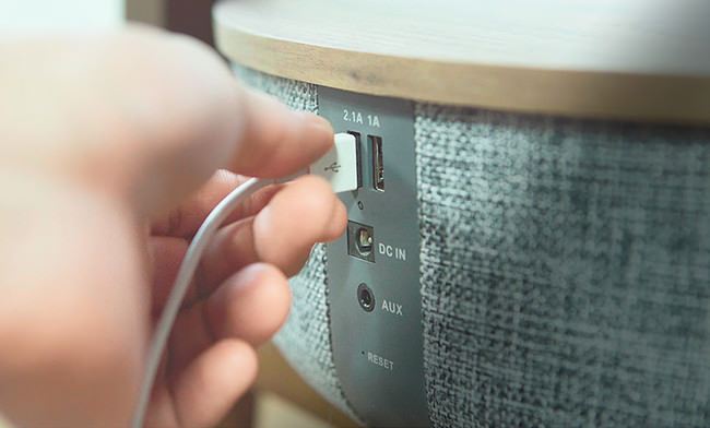 スマホも充電。ワイヤレスなスピーカーテーブル【スマートテーブルZ9】