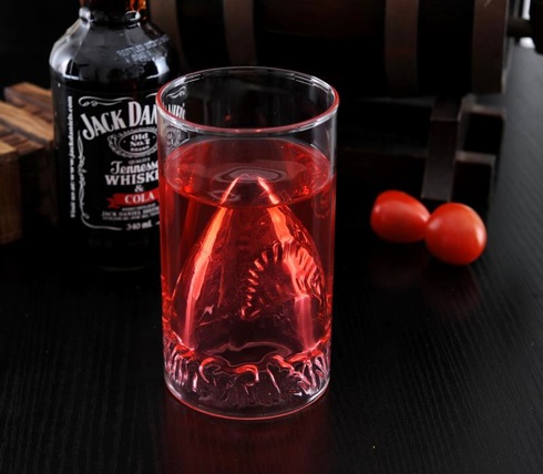 リアルなジョーズが口をあんぐり。肝が冷えるグラス【JAWS Shark Attack Glass】
