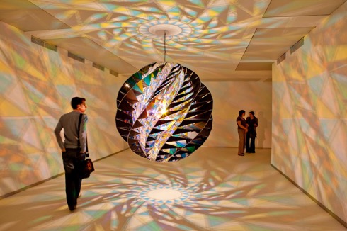 お部屋全体を「万華鏡」に変身させるアートな照明【Kaleidoscopic Light Installations】