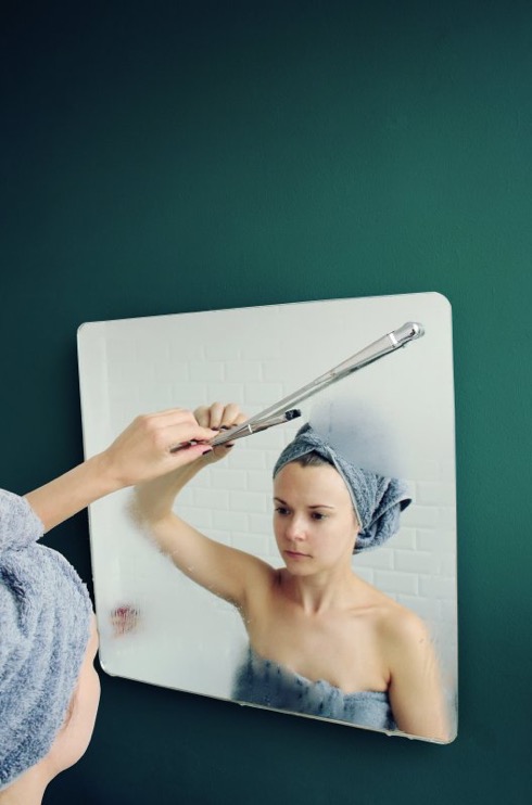 鏡のくもりをサッと拭き取ってくれるワイパー【Wiper Mirror】