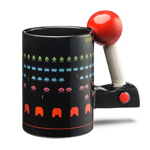 ジョイスティックの持ち手が付いたインベーダーマグカップ【3D Arcade Mug】