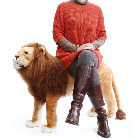 超リアル！凜々しさとキュートさを備えたライオンのスツール【座れるライオン】