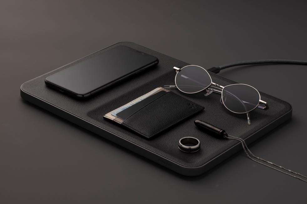 Qiワイヤレス充電器。大人のiPhoneユーザーはこんなデスクに。【CATCH:3】