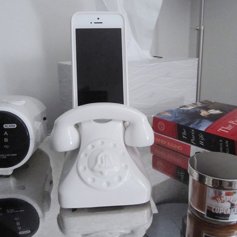 レトロなダイヤル式電話機のiPhoneドック【Decorative Porcelain Smartphone Dock】
