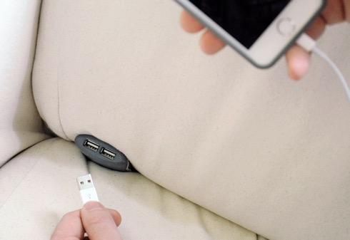 リビングでスマホを充電。ソファクッションの隙間にUSBハブはいかが？【Couchlet】