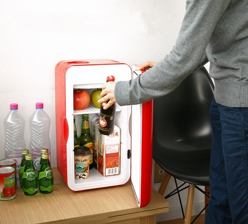 これだけ暑いと、各部屋に一つ冷蔵庫が欲しくなる。そんなときのミニ冷蔵庫【MOBICOOL】