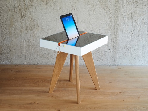 スマホやタブレットを充電できるソーラーパネル天板のテーブル【Lucio】