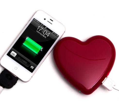 スマホ女子におすすめ？ ハート型のモバイルバッテリー【HEART CHARGER】