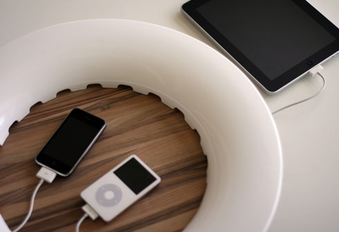 増えていくガジェットをまとめて整理！マルチ充電ステーション【uffo】