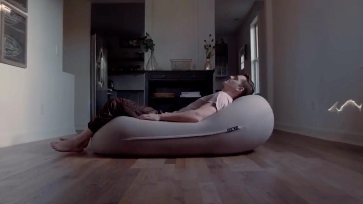 リクライニングするビーズクッション【Moon Pod】