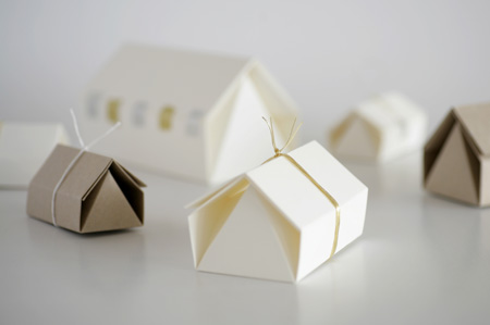 プレゼントボックスに最適な、１枚の紙を折って作る「箱の家」！【家ろっかく】
