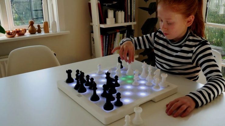 チェスの一人練習にぴったり。駒の動きも教えてくれる一人遊びチェス盤【in2chess】