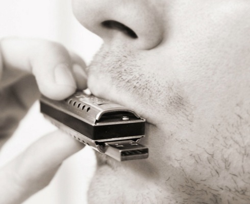 演奏も可能！ ハーモニカのUSBメモリ【The FlashHarp】