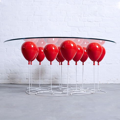 いまにも浮かび上がりそうな風船テーブル【UP Balloon Coffee Table】