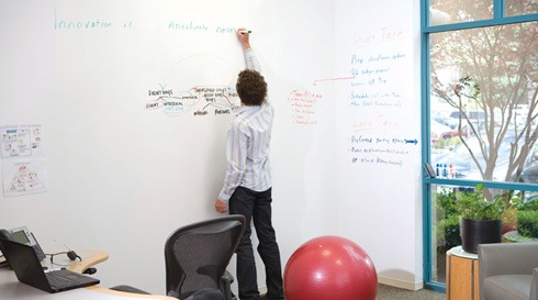 子供部屋やオフィスに最適？「自由に落書き出来るホワイトボード壁」を簡単に作る方法