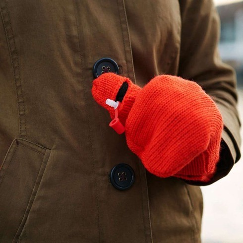 カラダを中と外からあったかーく。スキットル付き手袋【Mitten Flask】