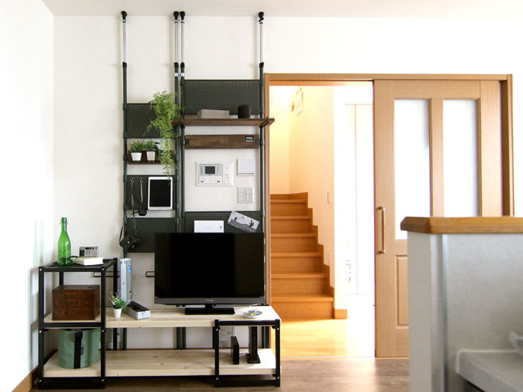 突っ張り棚がうまくできない人に朗報。手軽でアレンジ自在の突っ張りラック【ガレージウォールラック】