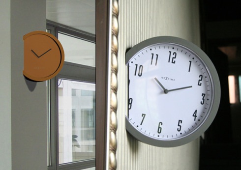 思わずギョッとなる？壁に突き刺さった時計【Insert】