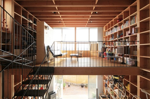 まるで本棚で出来た家？ 収納だらけの木造住宅【木箱212】