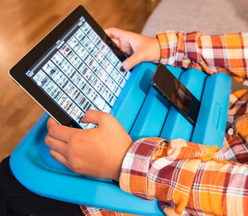 ソファに座ってiPadを使うための膝上クッション【Always On Lappy】