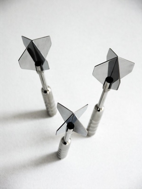 ダーツの矢が壁に刺さったクールなコートフック【Dart Coat Hooks】