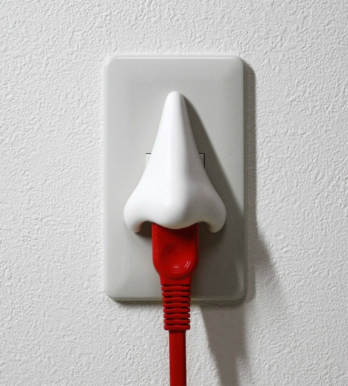 挿したい・・・！ 鼻の穴にプラグが挿せるコンセントタップ【HANAGA TAP】