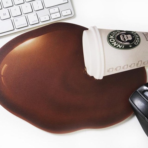 コーヒーがこぼれちゃった・・・！ な、マウスパッド【Pouring Coffee Mouse Pad】