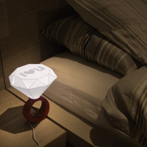 永遠の輝きをアナタに。ダイヤの指輪型テーブル照明【Diamond Ring Desk Table LED Lamp】