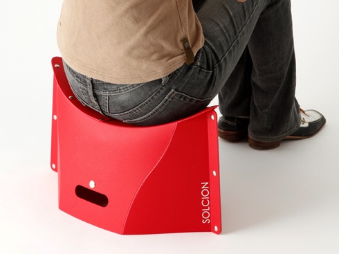 折りたたんでラクに持ち運べるスツール【PATATTO】