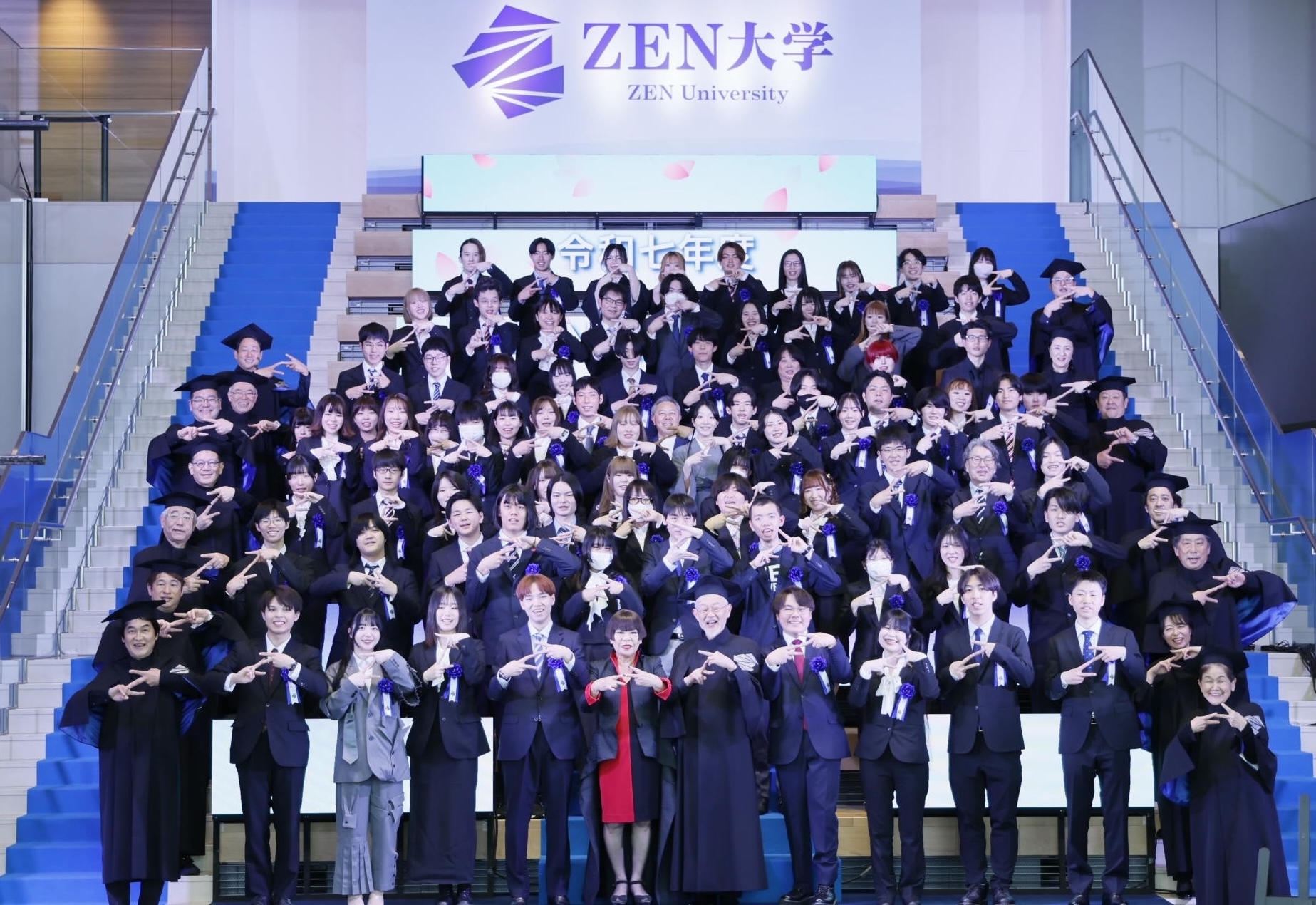 ZEN大学、第一期生3,380名が入学 入学式ではコシノジュンコ氏による